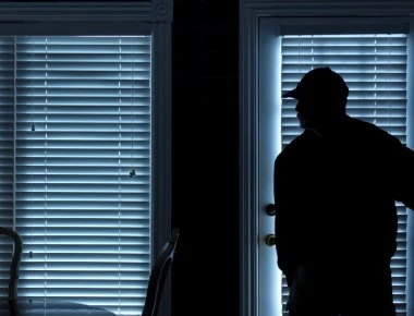 Διαρρήκτης... γκρέμισε τοίχο για να ξηλώσει την κάμερα ασφαλείας!